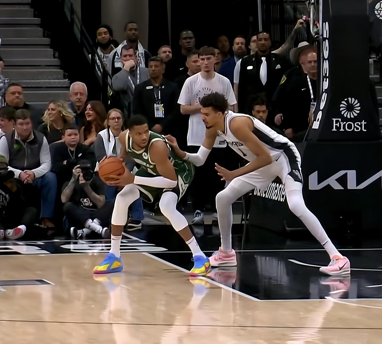 字母哥爆冷击败巴塞罗那，赛况扑朔迷离引爆全场！